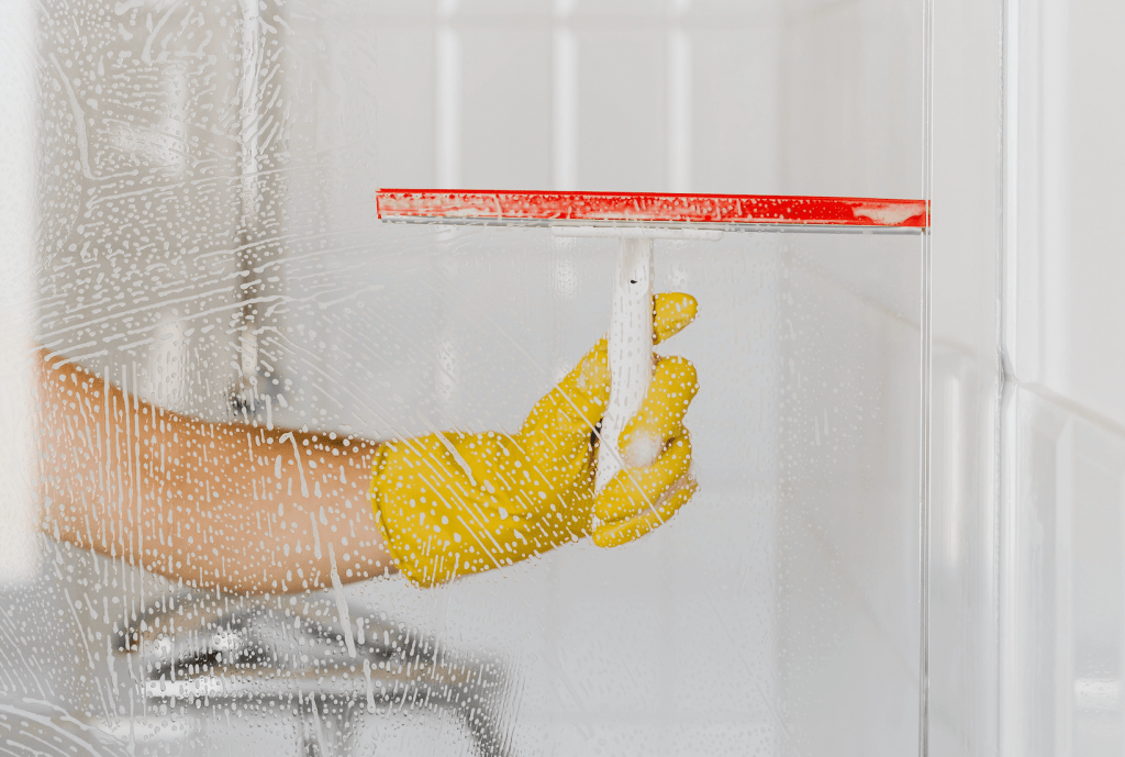 Get rid of limescale on your glass shower door with this simple trick!