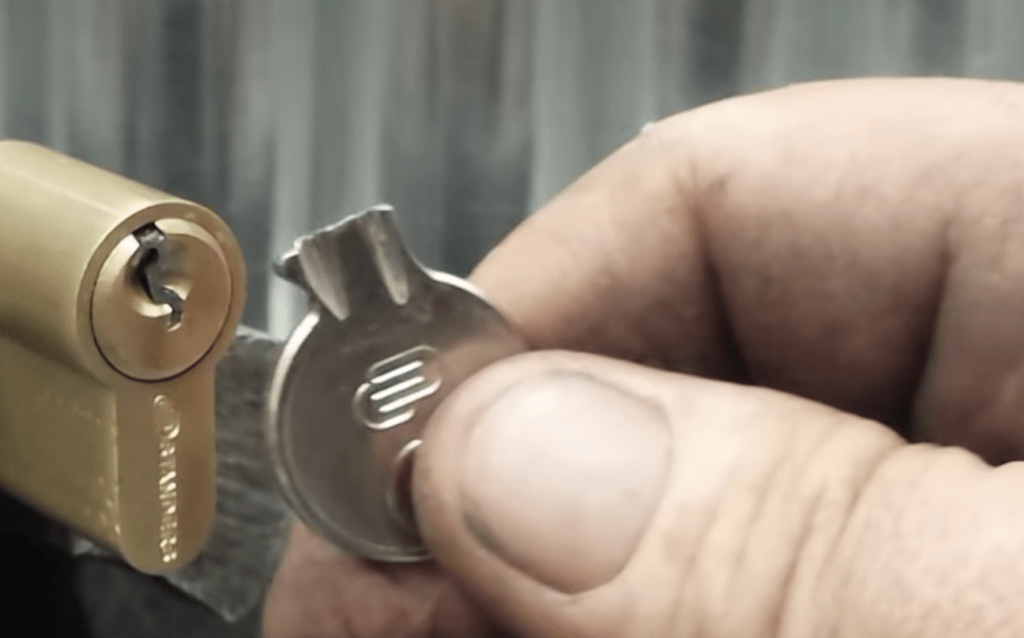 Locksmiths don’t want you to know this trick. This is going to save you so much money!