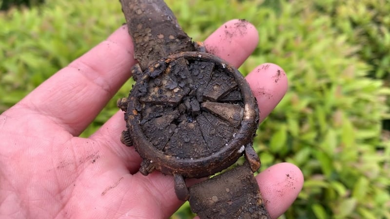 A man discovers an ancient watch buried in his garden – He can’t believe his eyes!