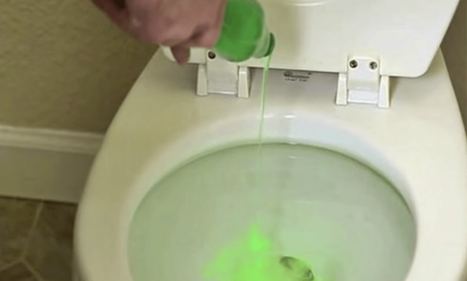 She pours dish soap in her toilet and you won’t believe what happens next!